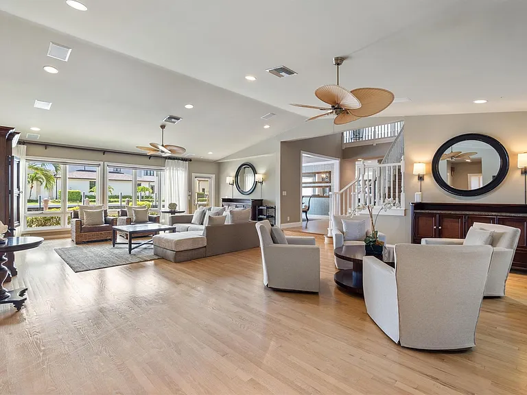 703 Royal Plaza Dr — Photo 3