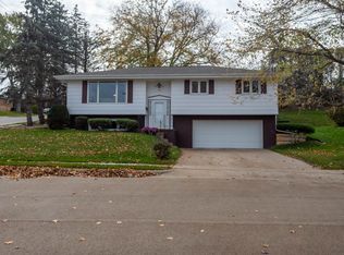 1200 Cortez Dr, Dubuque, IA 52001