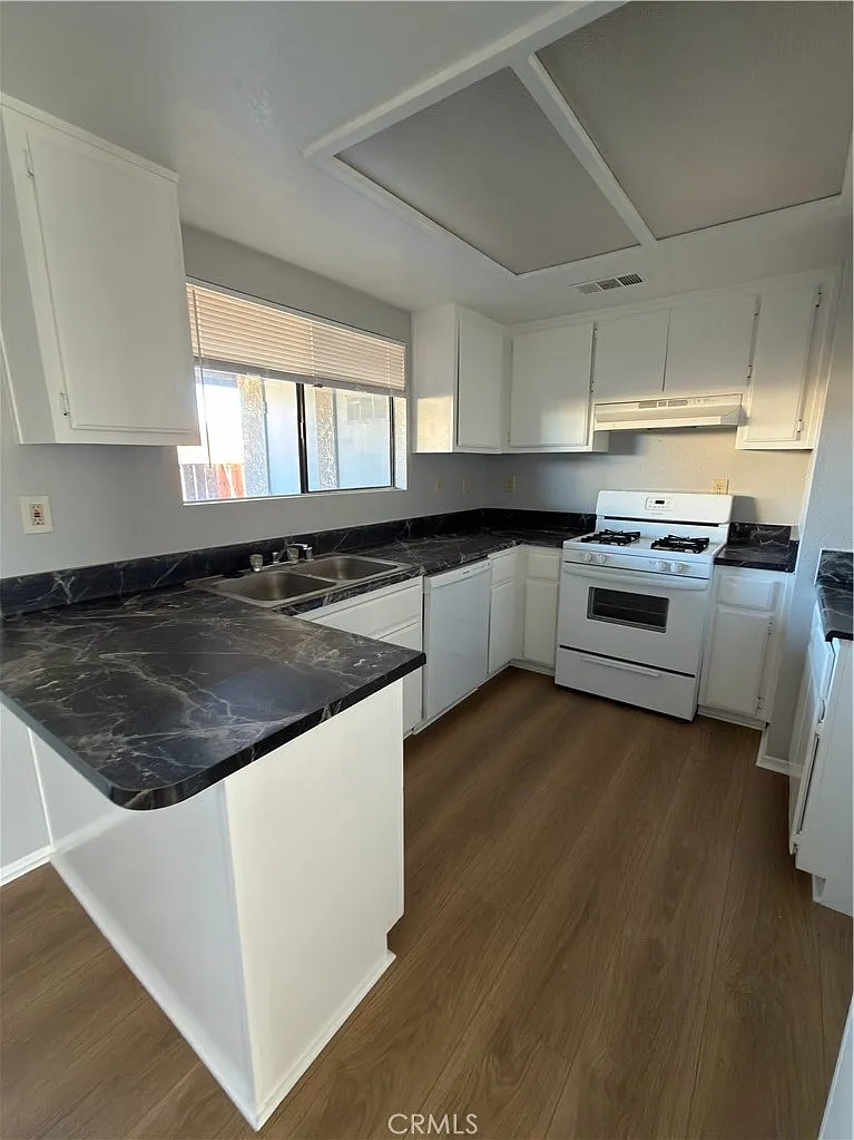 2 bed, 927 sqft, $1,599 — Photo 3
