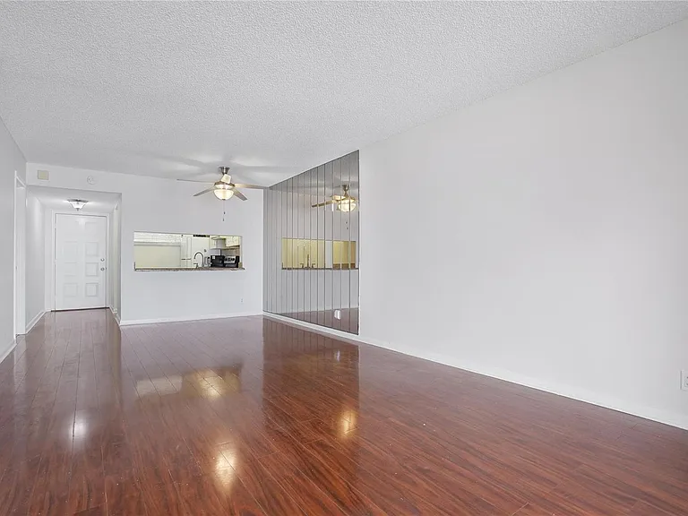109 Lake Emerald Dr #110 — Photo 12