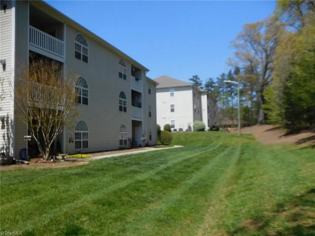 Ready To Move In! 2 Beds 2 Baths! — Photo 2