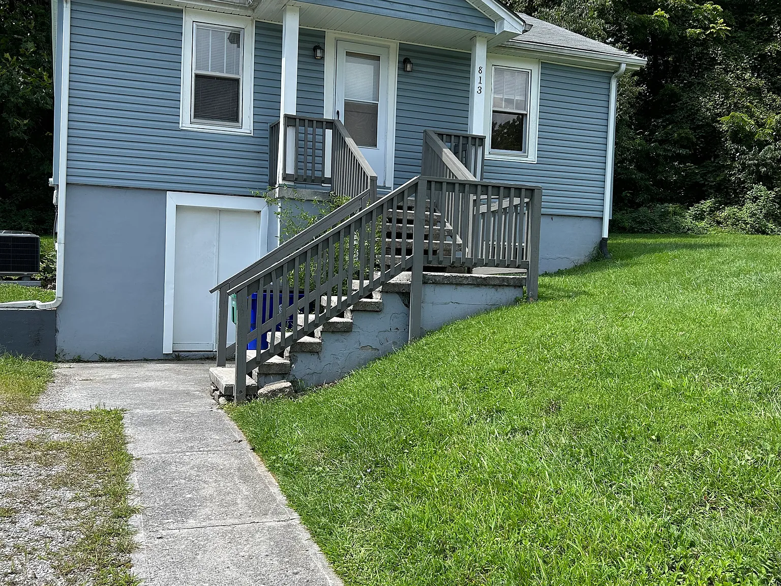 813 Patrick Henry Dr — Photo 2