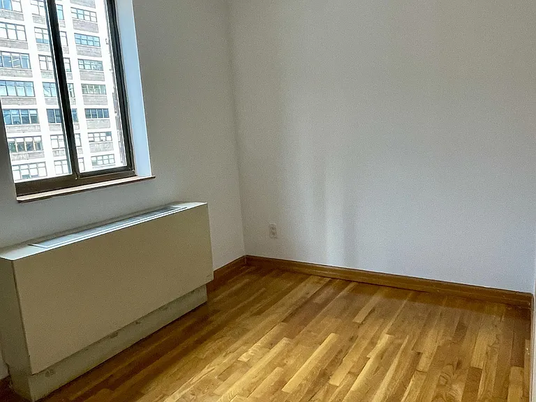 370 W 30th St #PHA — Photo 5