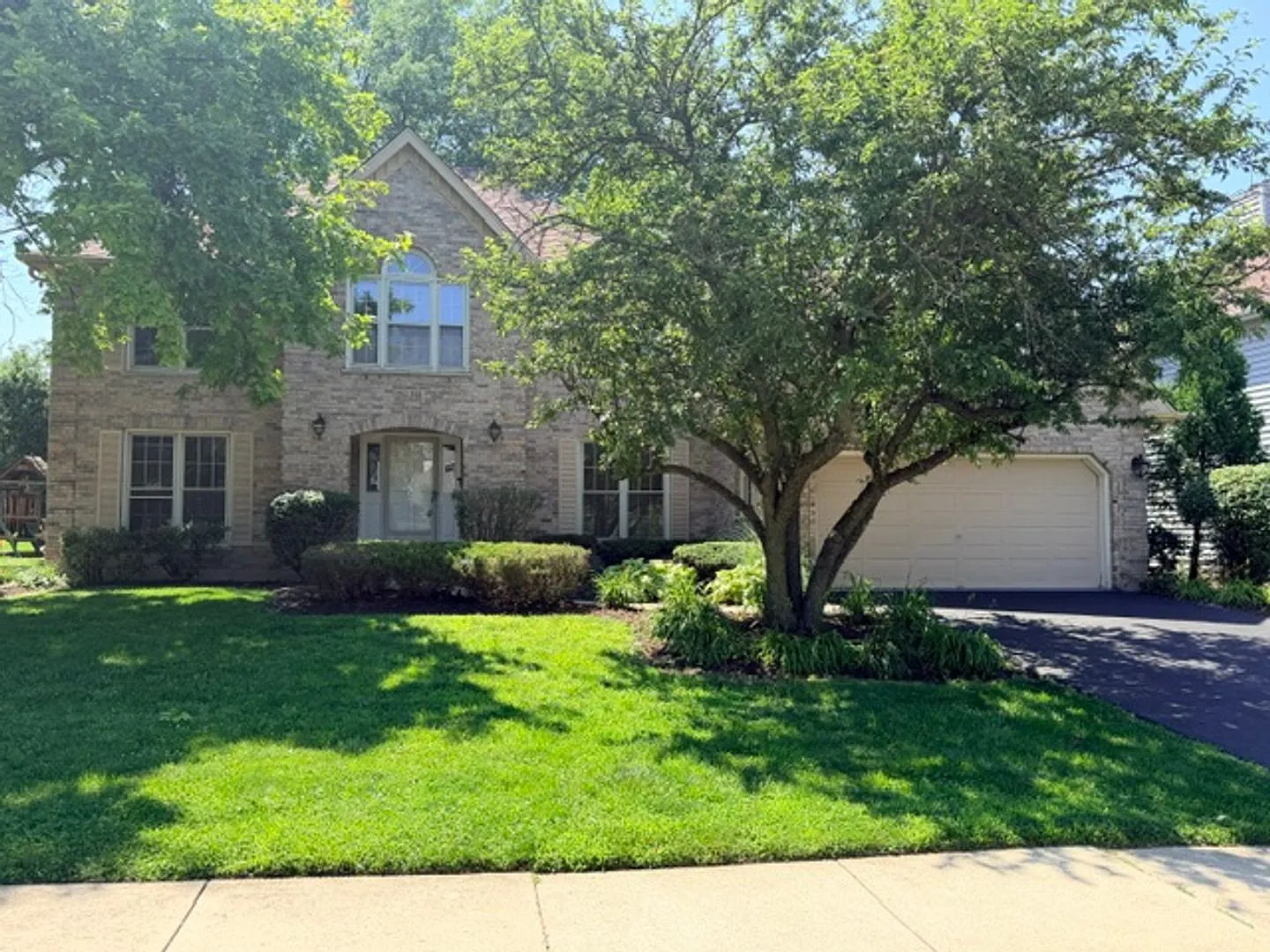 Elegant & Spacious Single Family Home. — Photo 1