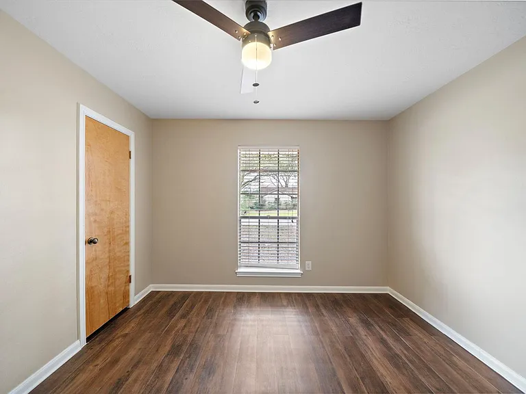 1104 Hillcrest Dr — Photo 9