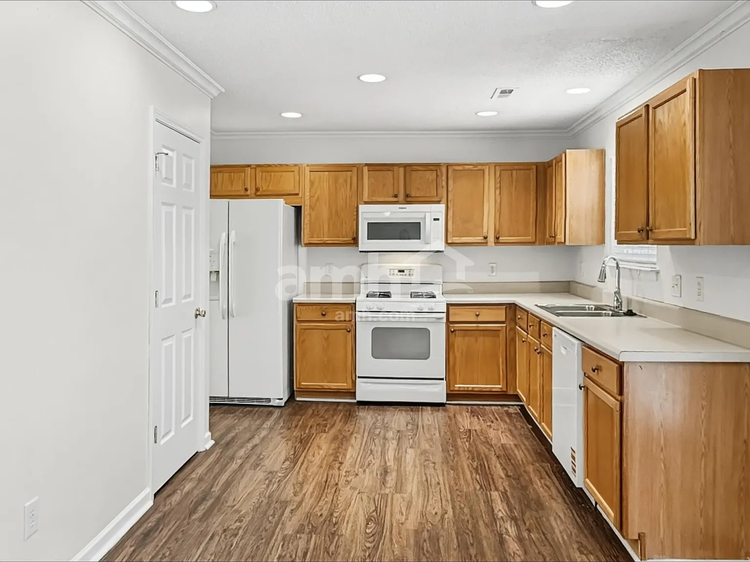 3 bed, 2.5 bath, 1816 sqft, $2,095 — Photo 3