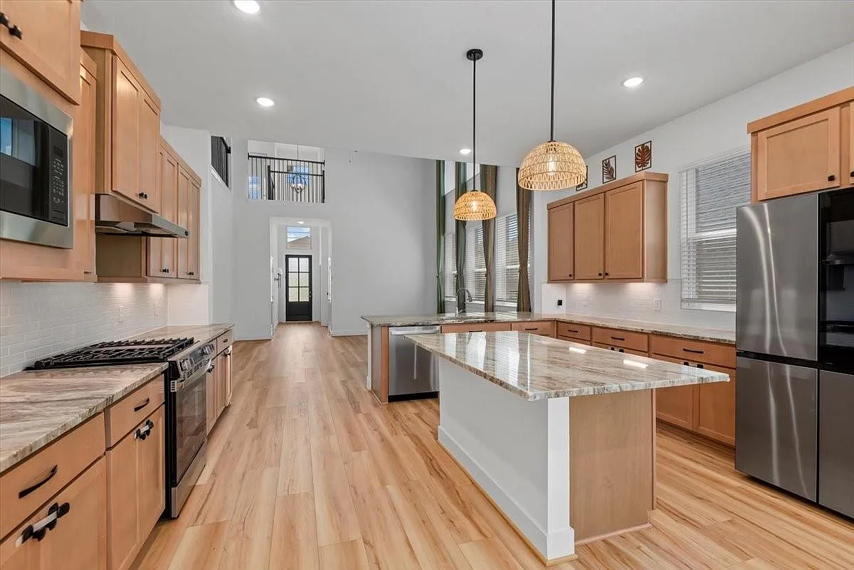 4 bed, 3.0 bath, 2689 sqft, $3,200 — Photo 4