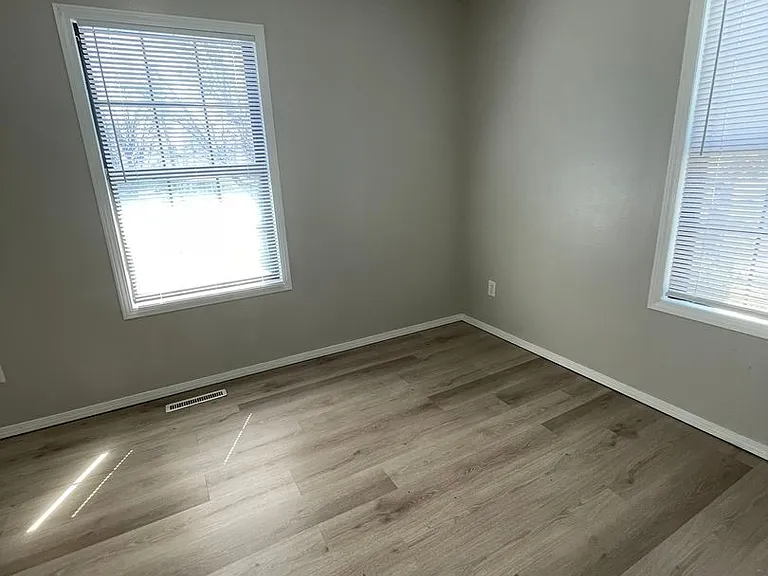 521 N Oak Grove Ave #B — Photo 20