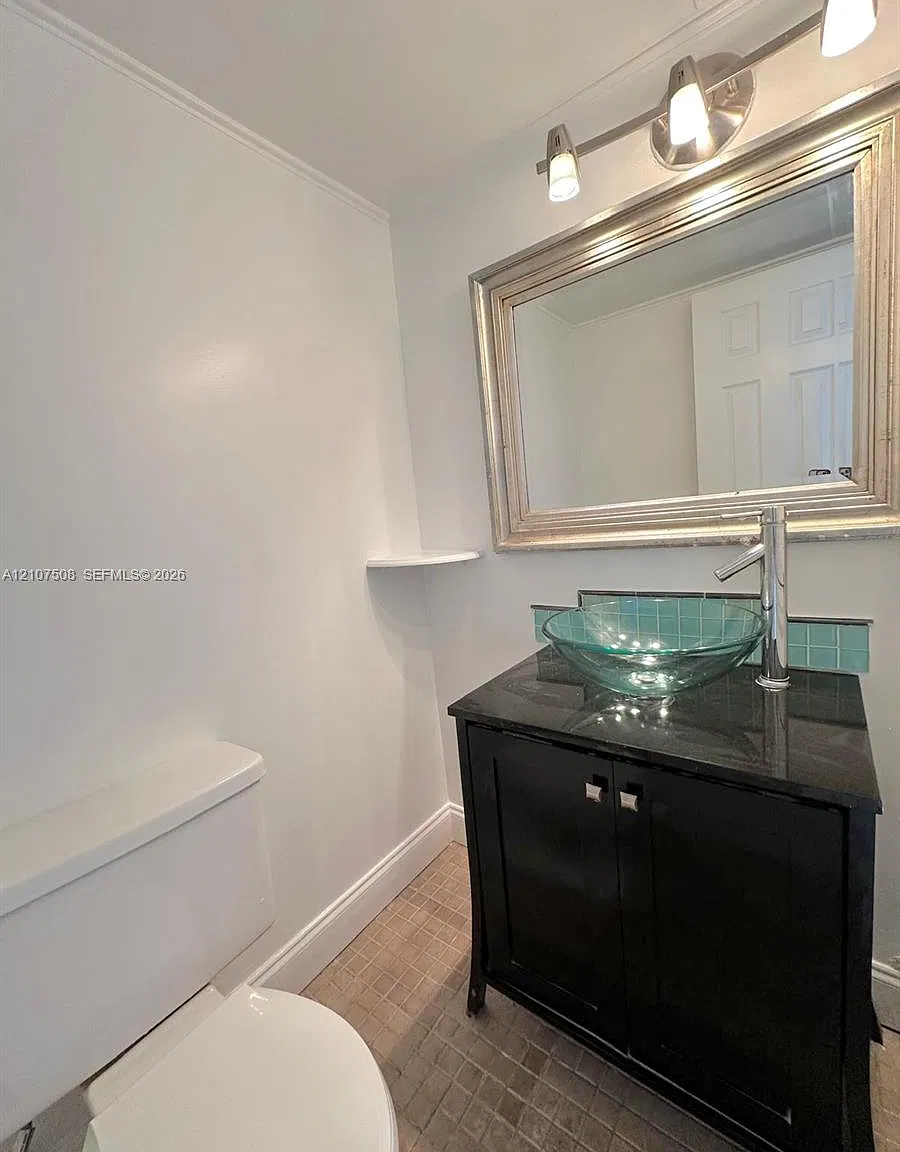 Admiral Towers Condo — Photo 4