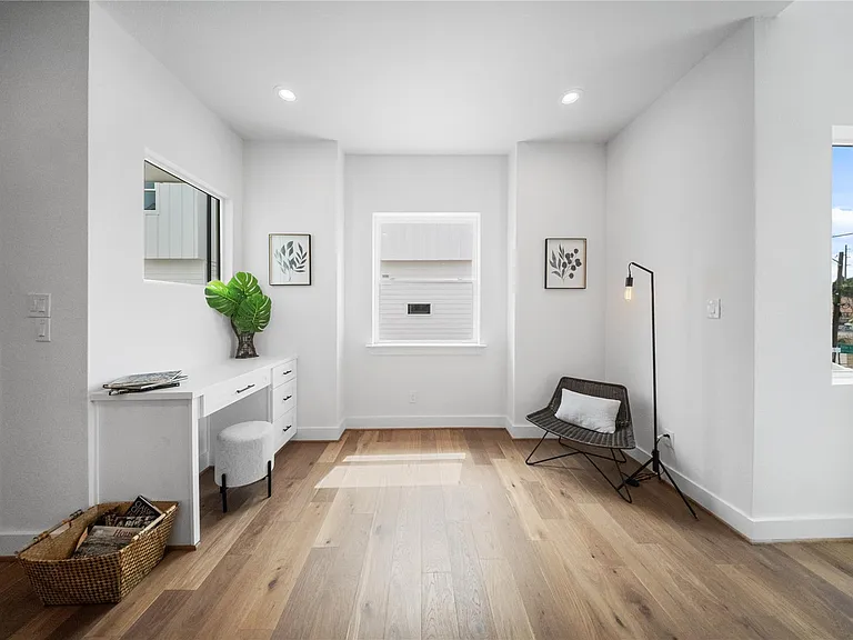 1120 Hogan St — Photo 8