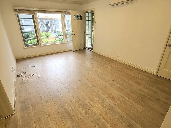 4th image of 13010 Moorpark St #13018