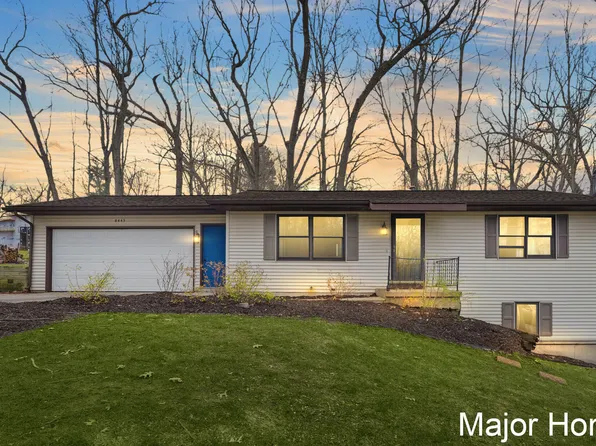 8445 Oakview Ave NE, Rockford, MI 49341