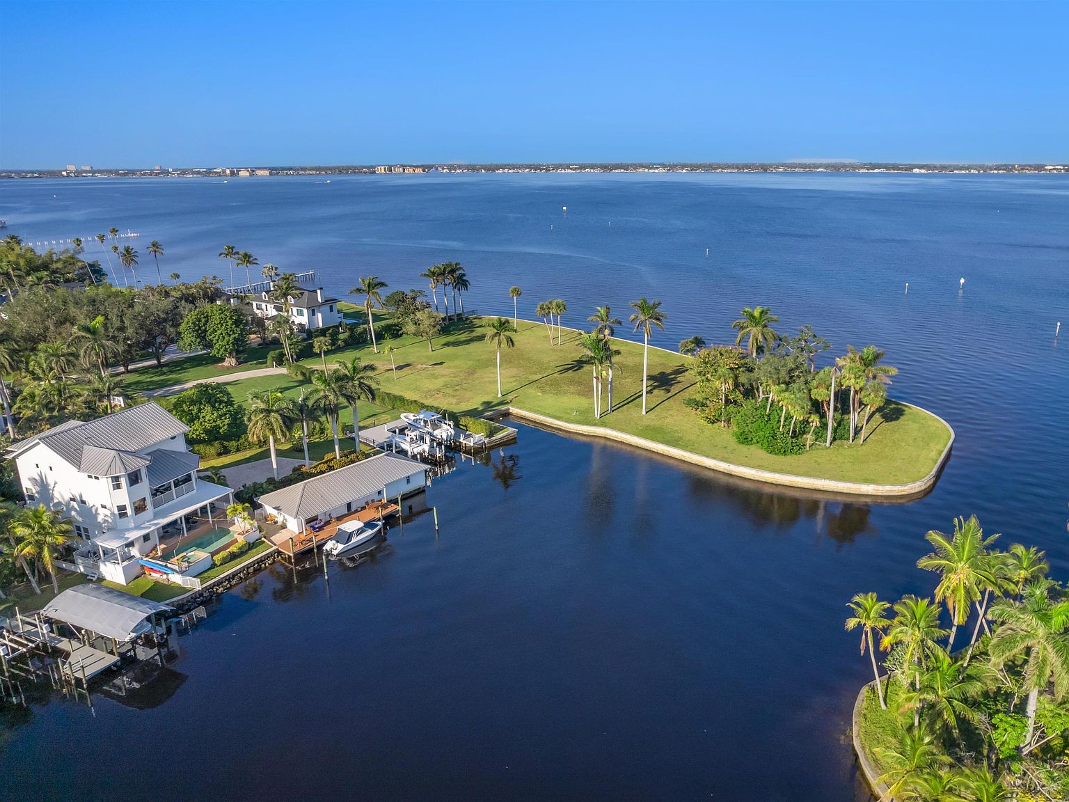 901 Robalo Dr, Fort Myers, FL 33919 | MLS #2250159 | Zillow