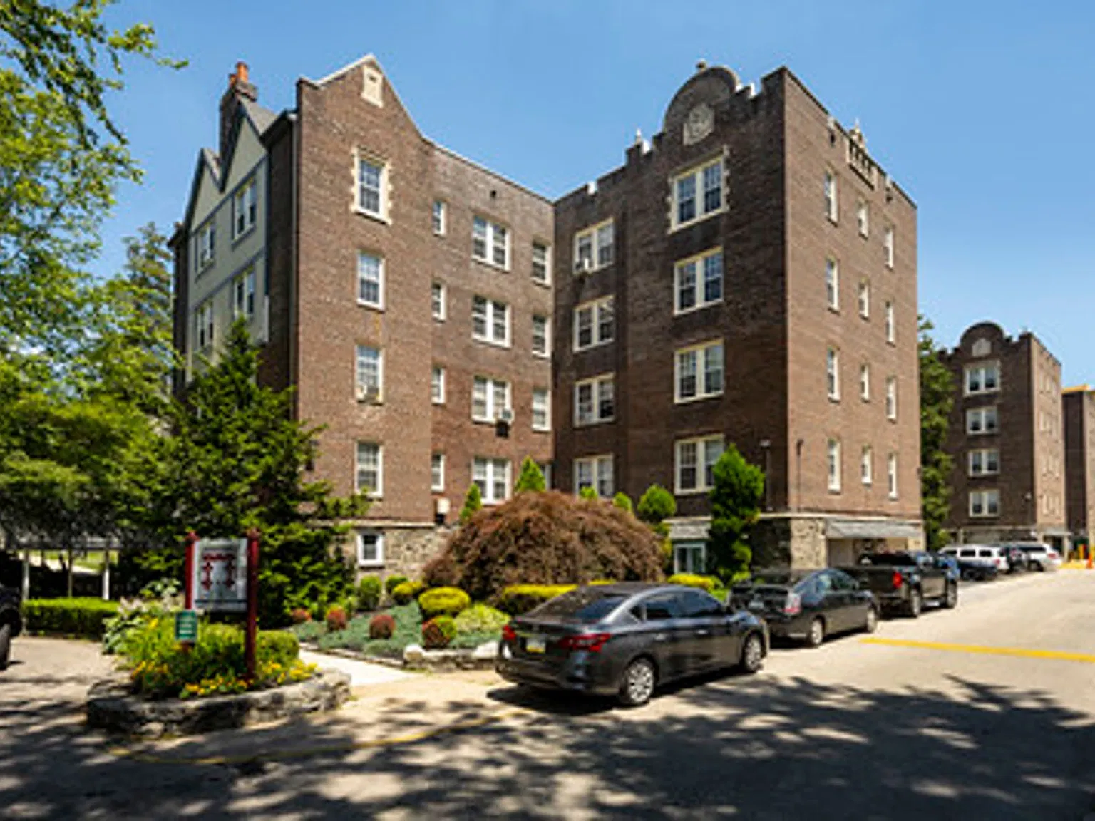 Upsal Gardens Apartments- Beautiful historical building with breathtaking charm! — Photo 2