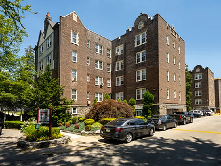 Upsal Gardens Apartments- Beautiful historical building with breathtaking charm! — Photo 2