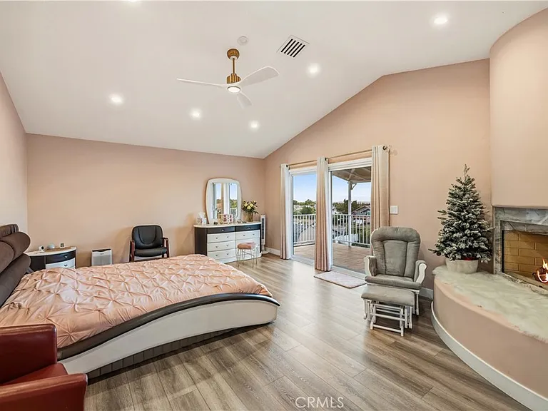 4561 Grandview Dr — Photo 28