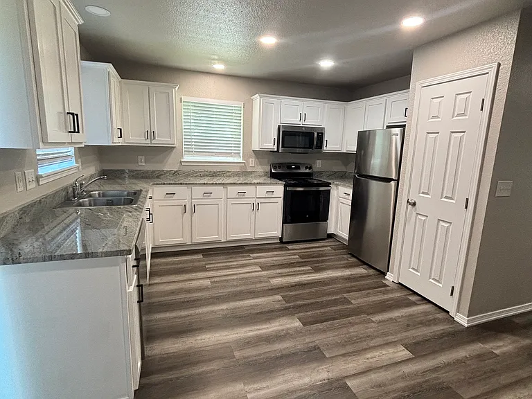 814 SE 9th St — Photo 10