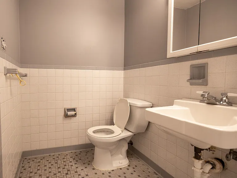1101 Broadway Ave — Photo 10