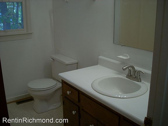 3rd image of 810 Vickilee Ct