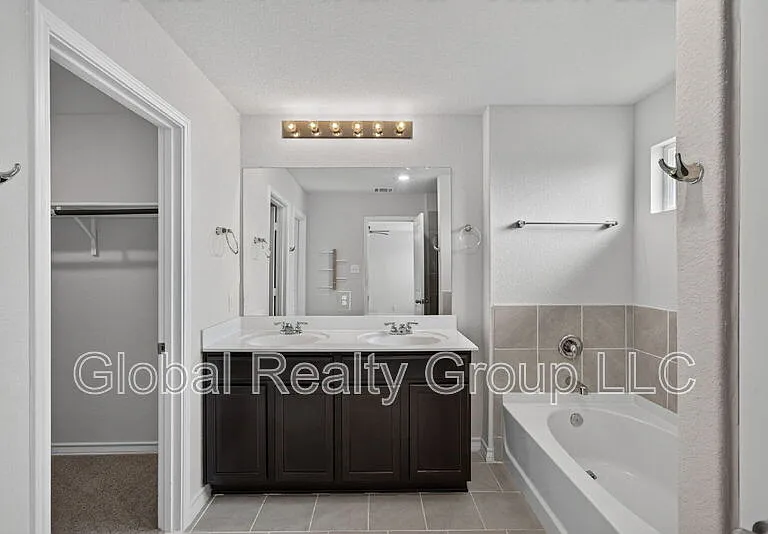 515 Diamond Shls — Photo 24