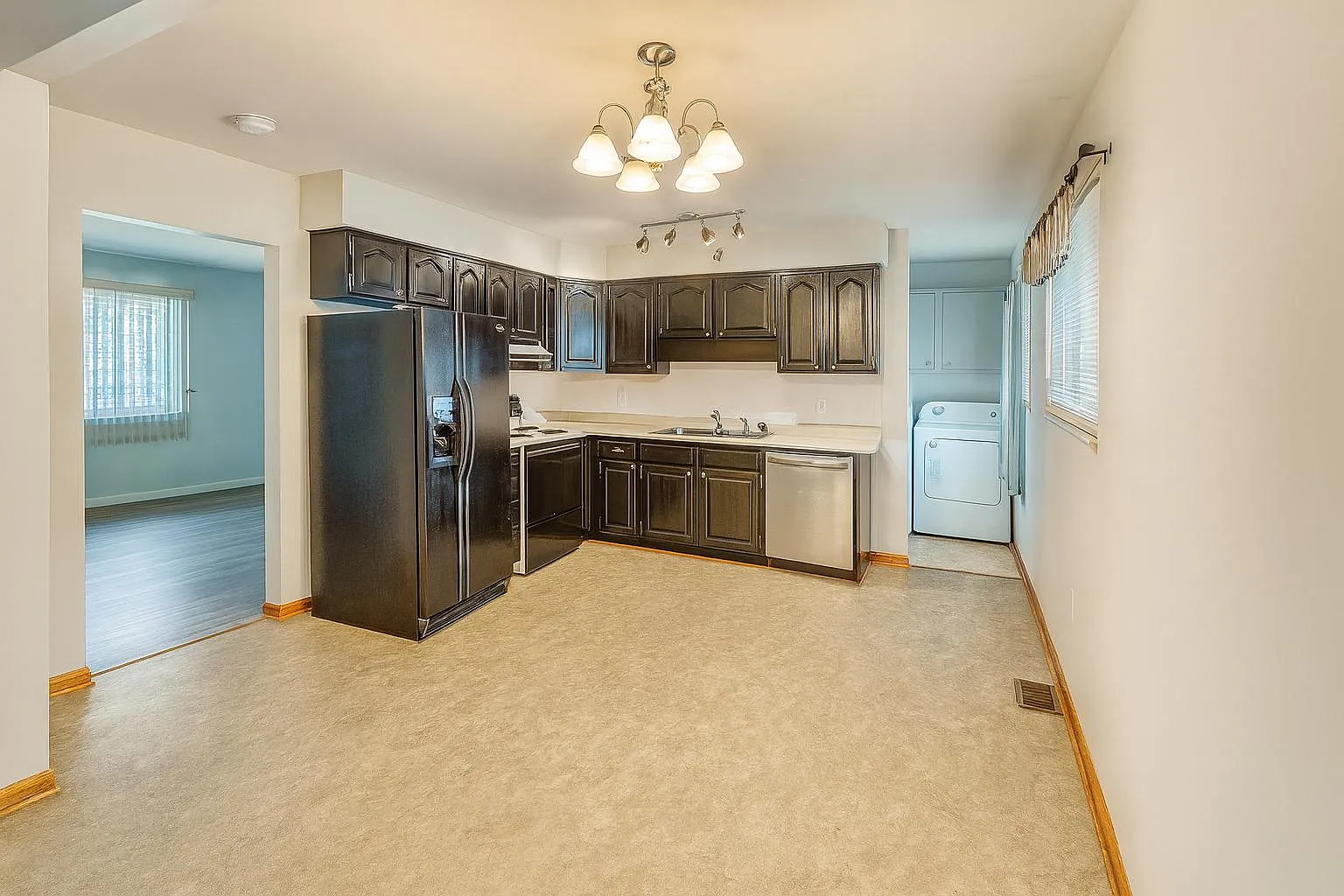 3 bed, 1254 sqft, $1,795 — Photo 2