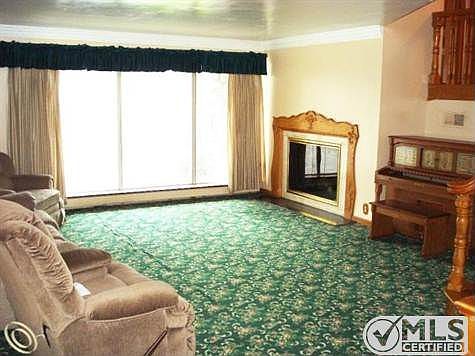 1st Floor Living Rm w/ Fireplace