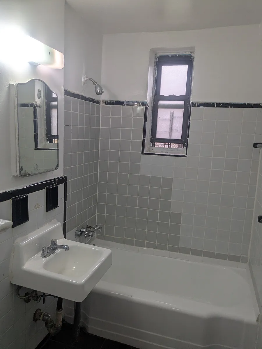 Building Photo - 42-72 80th St #3F