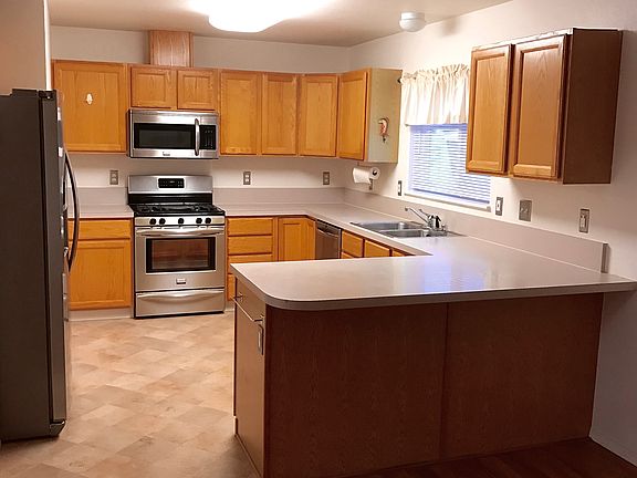 Kitchen w/breakfast bar