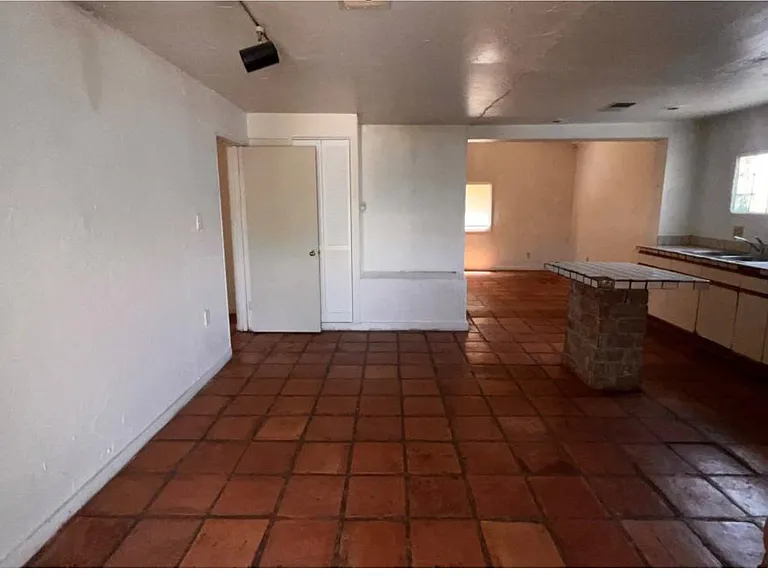 504 W Brown St — Photo 4
