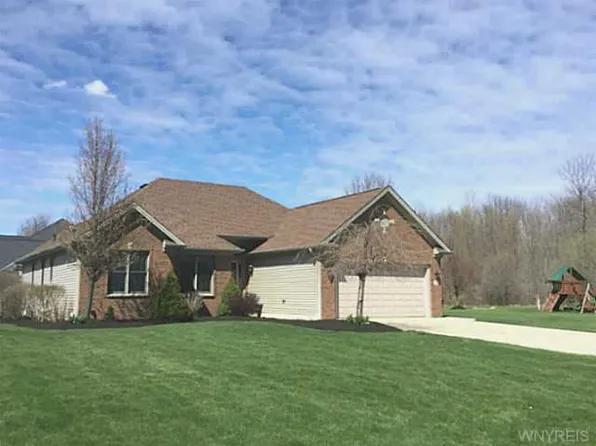 6902 Spruce Ct, Lockport, NY 14094