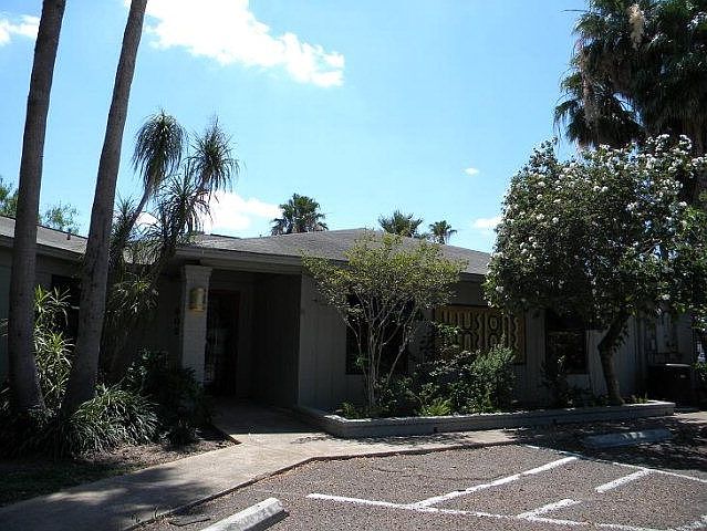 1st image of 902 W Hackberry Ave