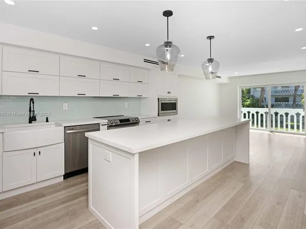 100 Edgewater Dr APT 212, Coral Gables, FL 33133
