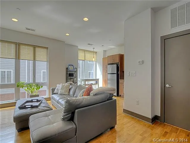 Immaculate condo in the heart of Southend with an extra deep garage! — Photo 2