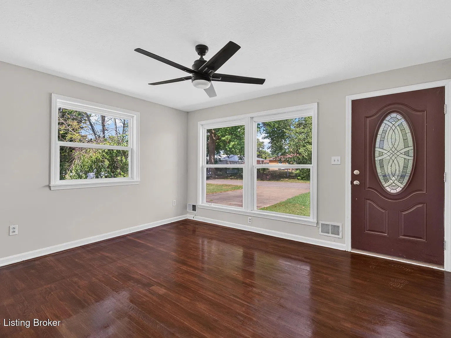 3 bed, 1.0 bath, 925 sqft, $1,600 — Photo 3