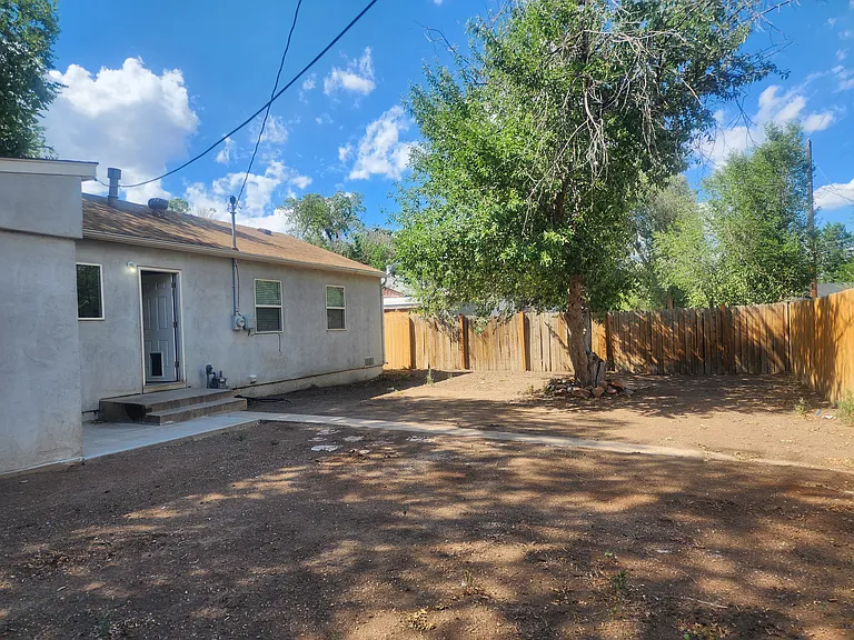 607 Lynn Ave — Photo 2