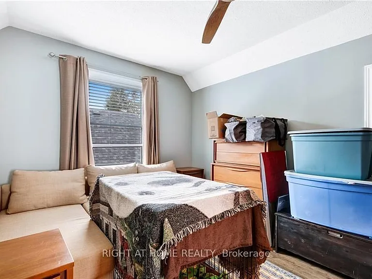 529 Simcoe St — Photo 19