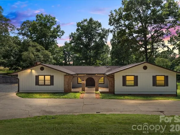 4024 Wandering Ln NE, Hickory, NC 28601