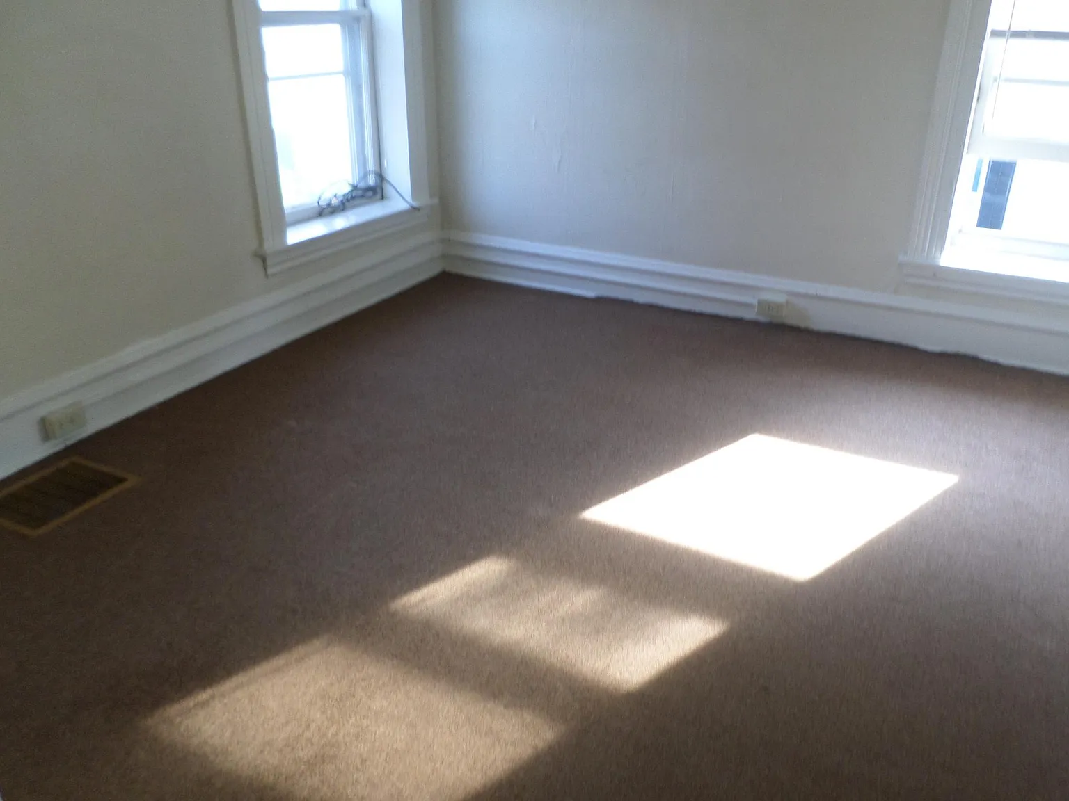 3 bed, 700 sqft, $2,300 — Photo 4