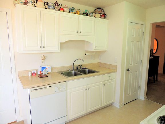 4th image of 10495 Millbrook Dr
