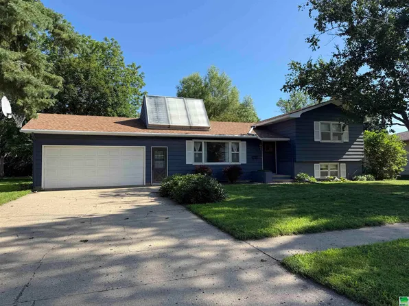 946 Lewis St, Vermillion, SD 57069