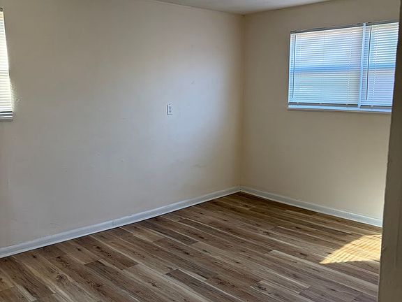 4th image of 702 Demaret Dr APT B