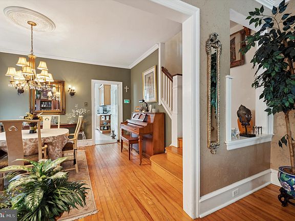 5th image of 17 E Abington Ave