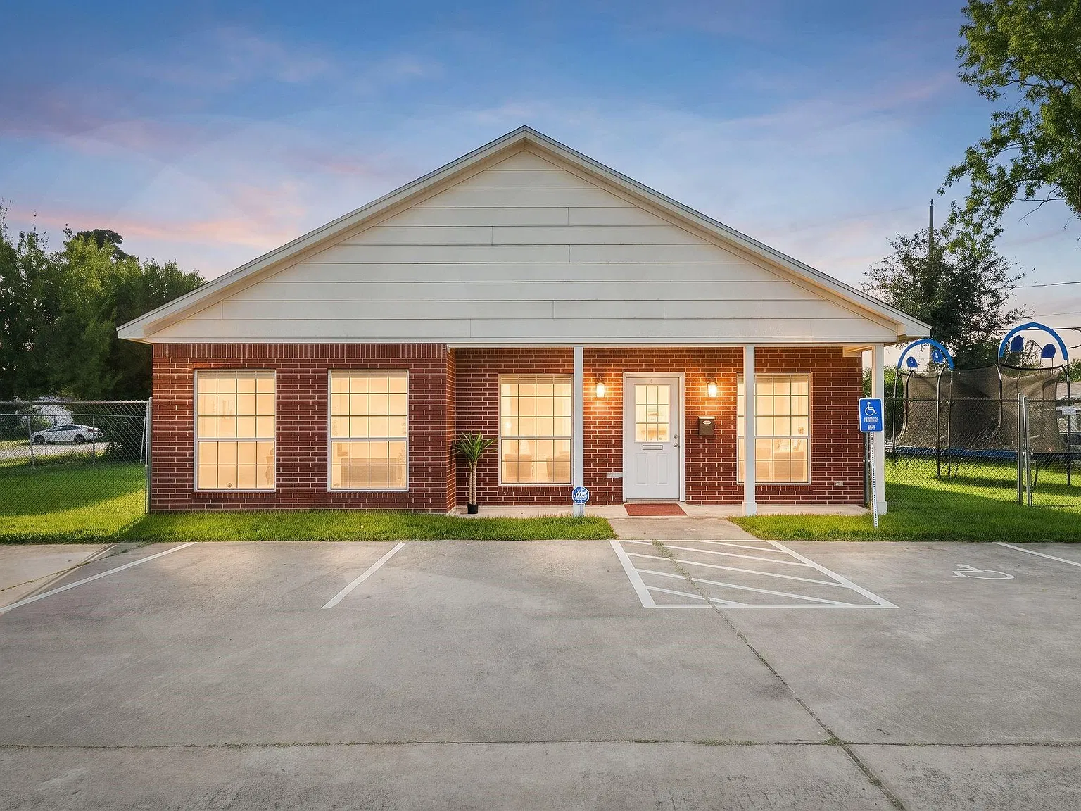 3 bed, 1712 sqft, $3,950 — Photo 3