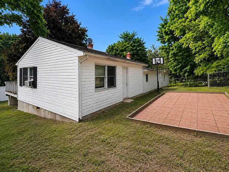 83 Plaskon Dr — Photo 17