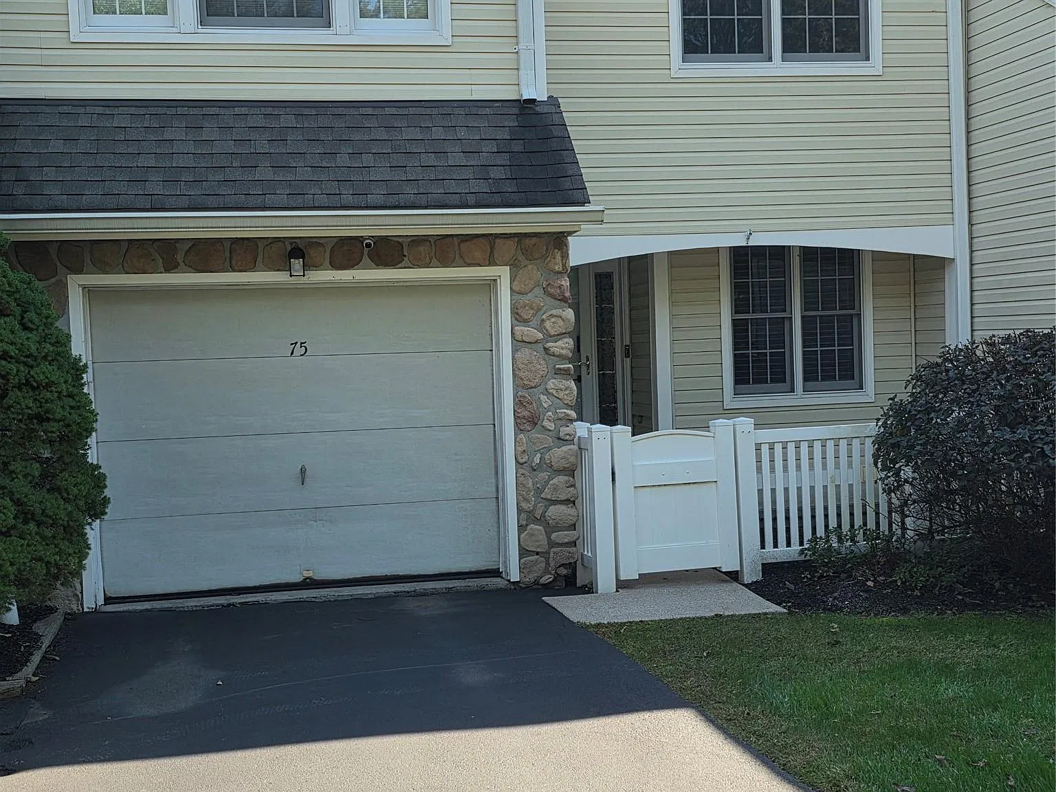 3 bed, 4.0 bath, 2272 sqft, $3,900 — Photo 1