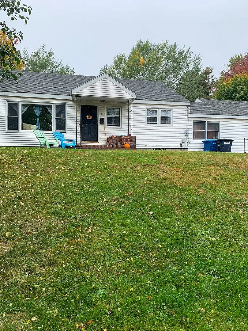 6 bedroom, 2 bathroom house — Photo 1