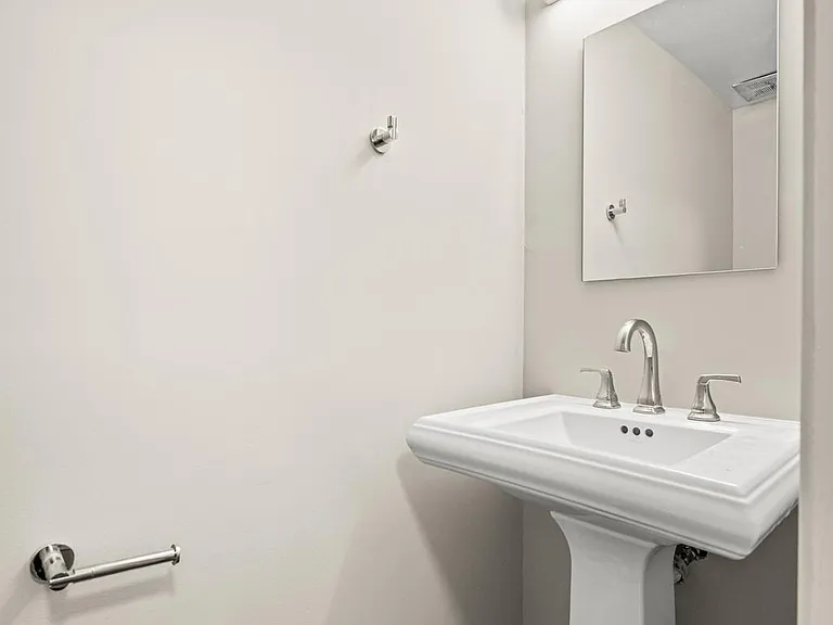 15 Llanfair Rd #D — Photo 5
