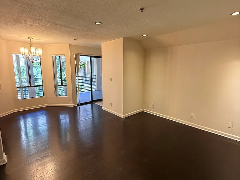 Burton Way Apartments — Photo 15