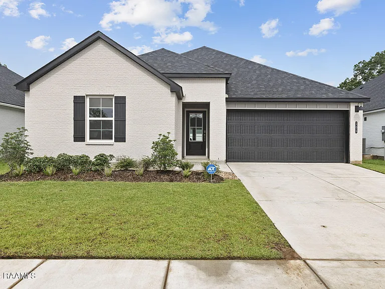 105 Harvest Falls Dr — Photo 1