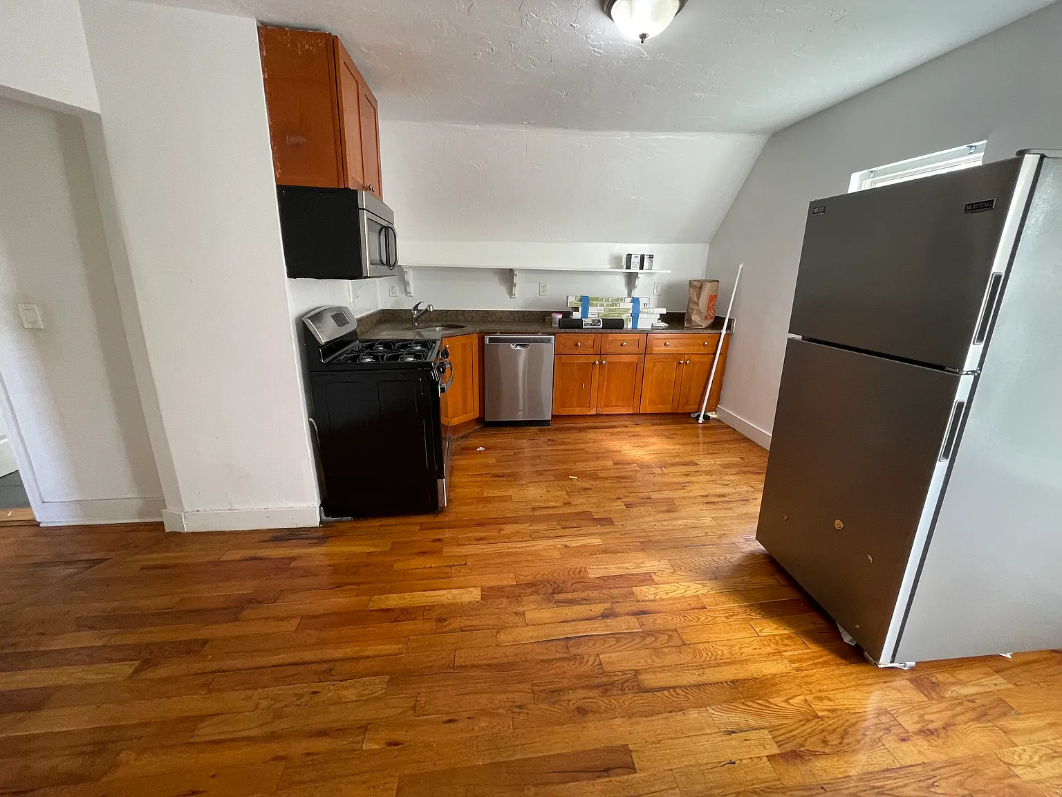 3 bed, 9999 sqft, $3,390 — Photo 2